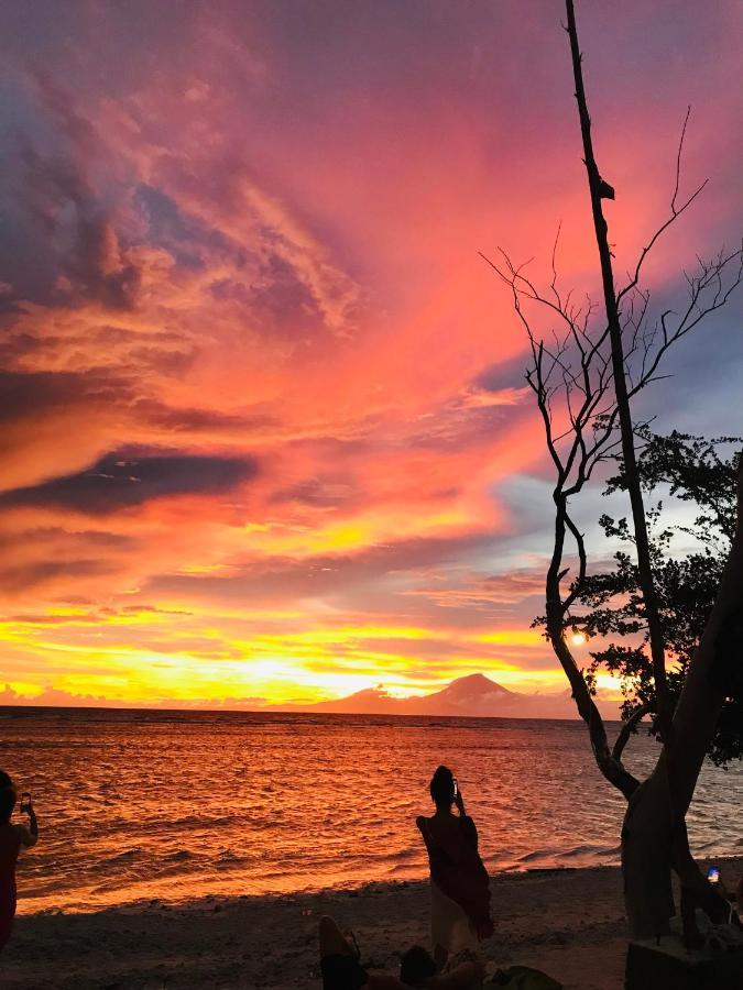The Exile Sunset Bar & Bungalowギリ・トラワンガン エクステリア 写真