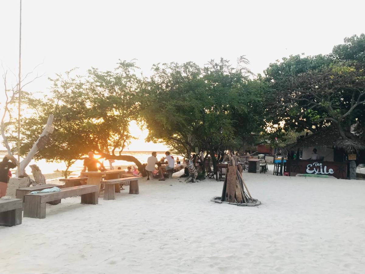 The Exile Sunset Bar & Bungalowギリ・トラワンガン エクステリア 写真